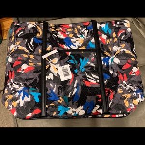 NWT Vera Bradley trimmed Vera tote. Splash floral